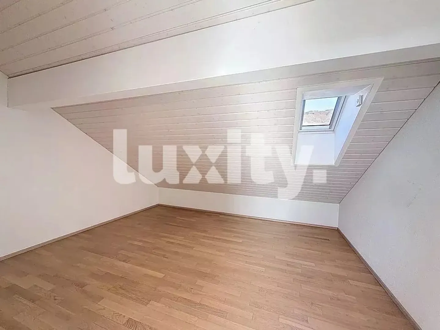 Top floor apartment in Gilly with magnificent lake view - Photo 6 of 8