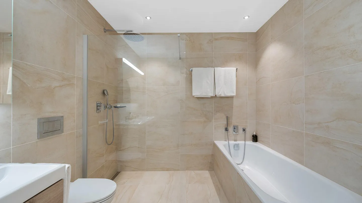 Sunny Living Oasis with Panoramic View over Lake and Mountains - Photo 5 of 6