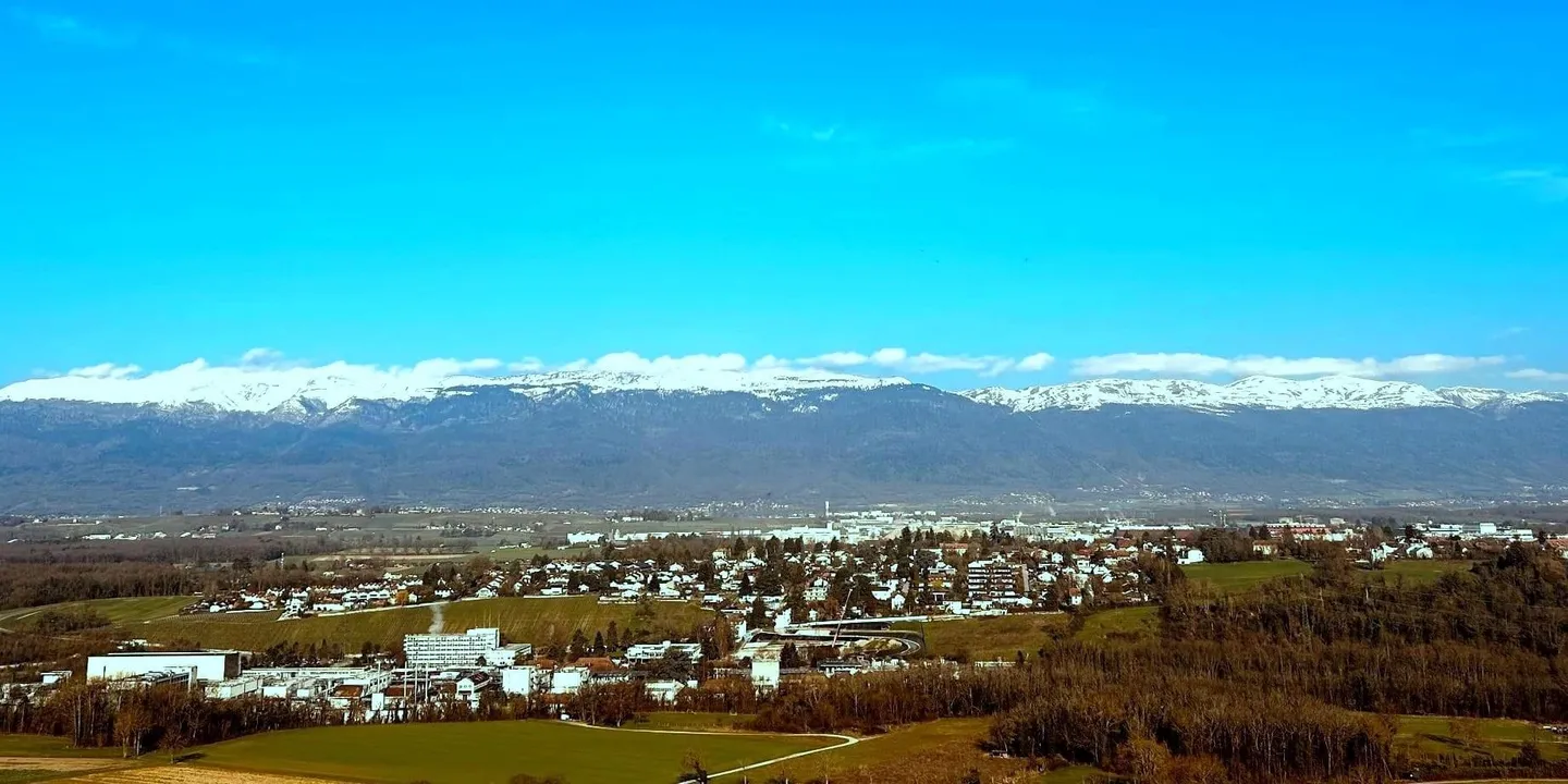 Bright Apartment with Stunning Views - Photo 2 of 7