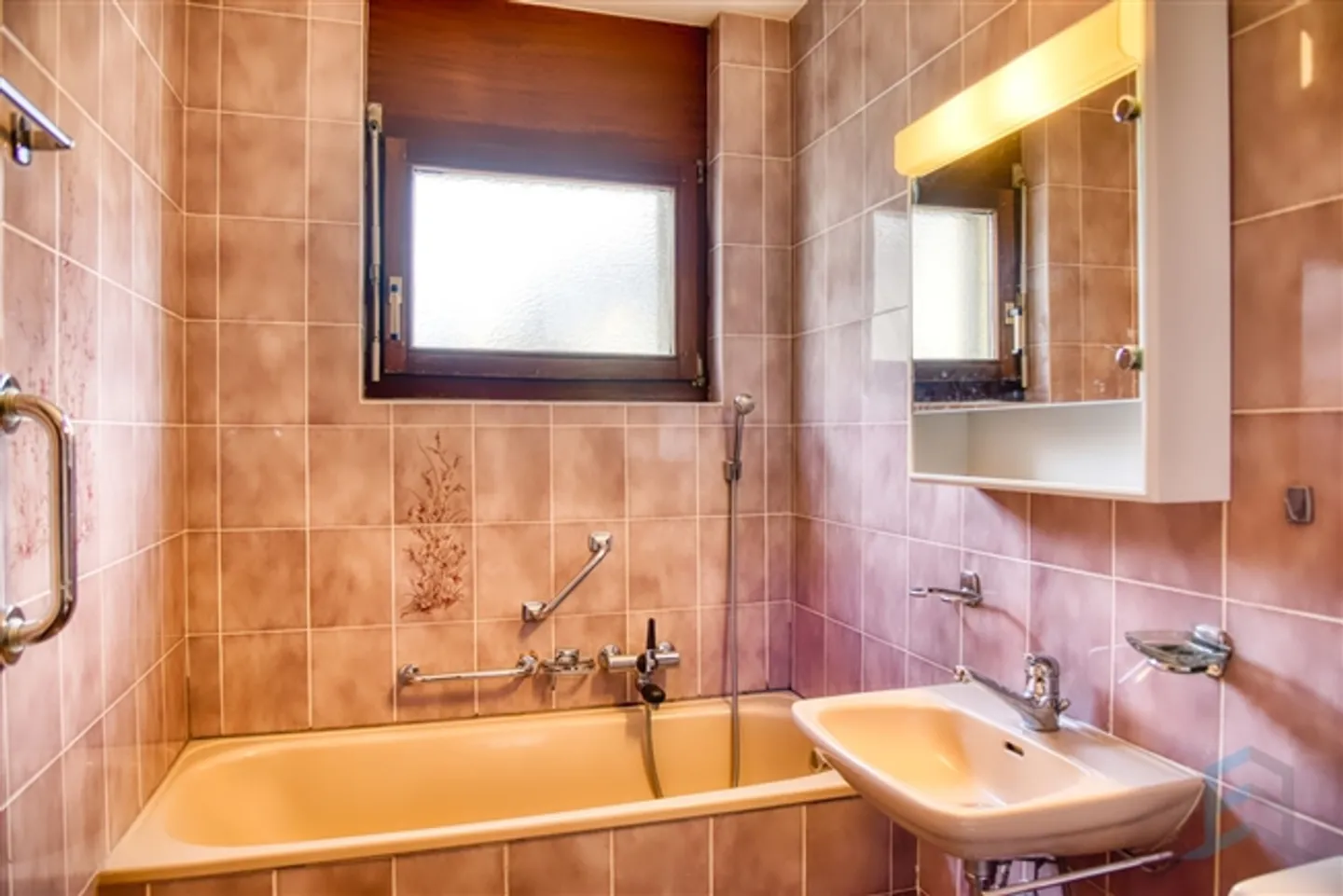 EXCLUSIVE Charming 3 1/2 Room Apartment Near the City Center - Photo 7 of 11