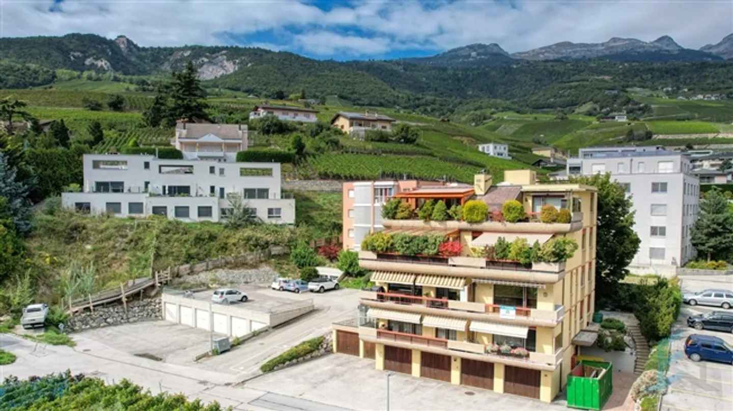 EXCLUSIVE Charming 3 1/2 Room Apartment Near the City Center - Photo 10 of 11