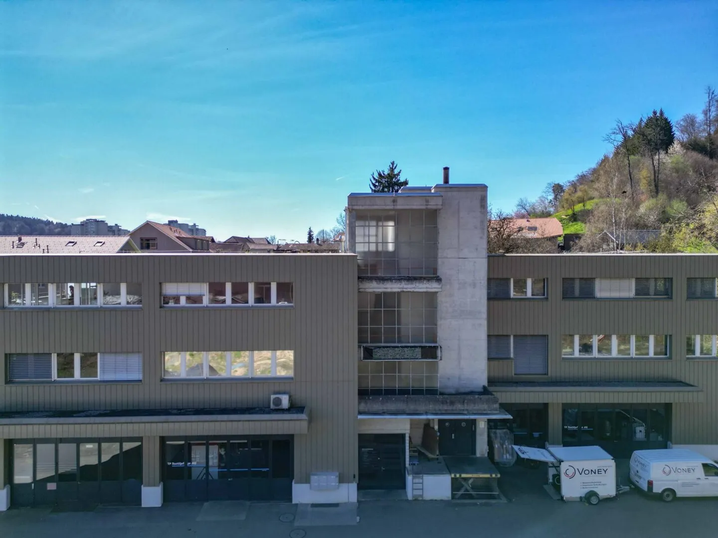 Solid commercial property with nearby motorway connection - Photo 2 of 3