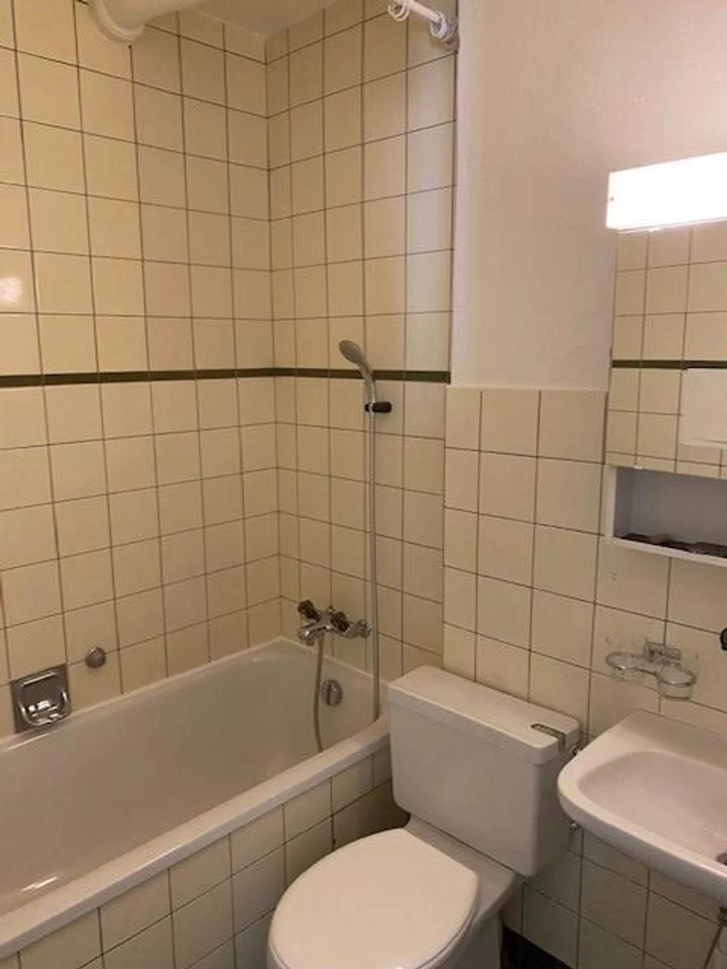 Charmante appartement 2 pièces, parfait pour les célibataires et central - Photo 2 sur 6