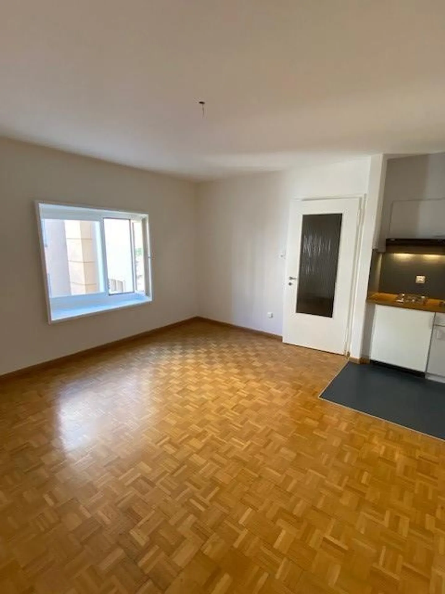 Charmante appartement 2 pièces, parfait pour les célibataires et central - Photo 3 sur 6