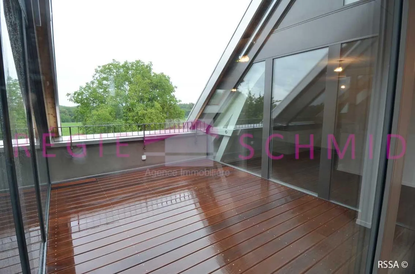 Duplex apartment with 6 rooms in Eysins - Photo 4 of 13