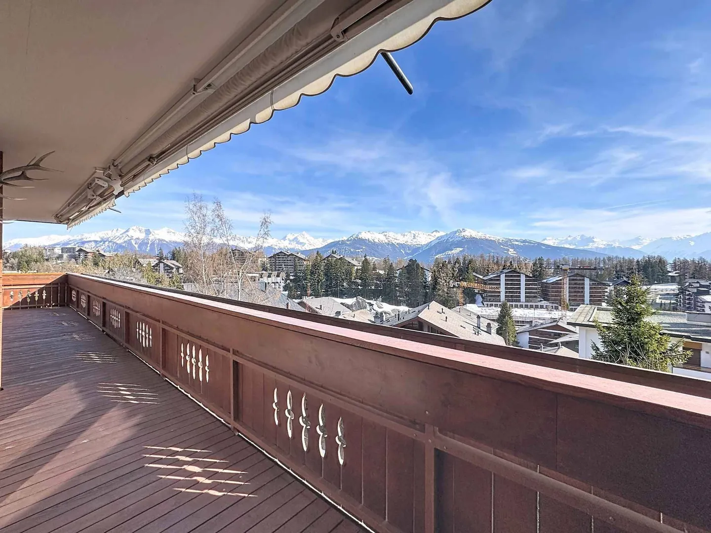 PRÄCHTIGE 5.5-ZIMMER-WOHNUNG MIT PANORAMABLICK AUF DIE ALPEN IN UNMITTELBARER NÄHE - Foto 2 von 10