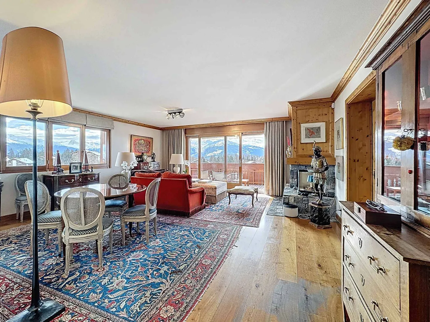 PRÄCHTIGE 5.5-ZIMMER-WOHNUNG MIT PANORAMABLICK AUF DIE ALPEN IN UNMITTELBARER NÄHE - Foto 4 von 10