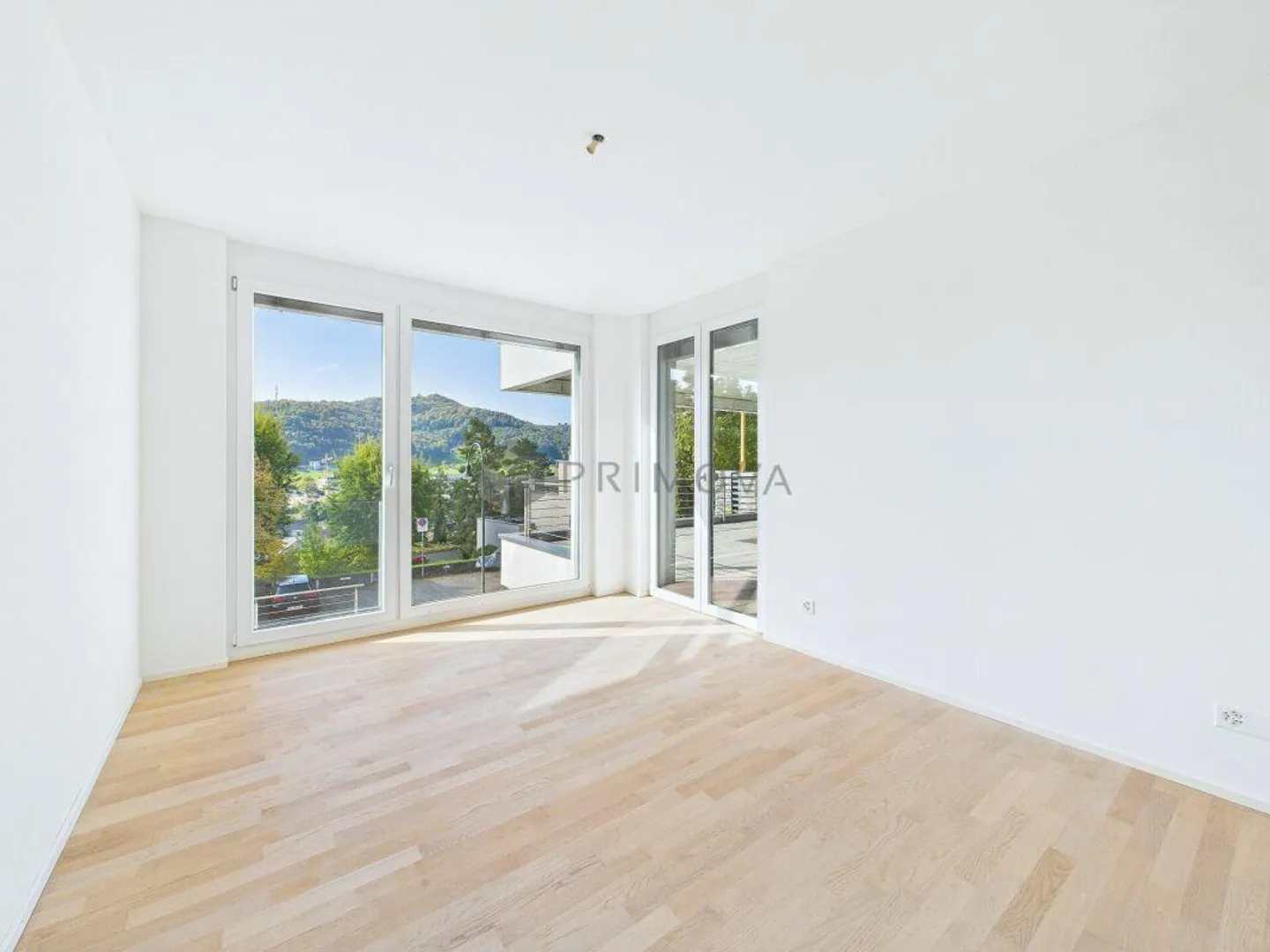 Sonnige Oase: Terrassenwohnung mit riesigen Fensterfronten und optimaler Besonnung - Foto 4 von 9