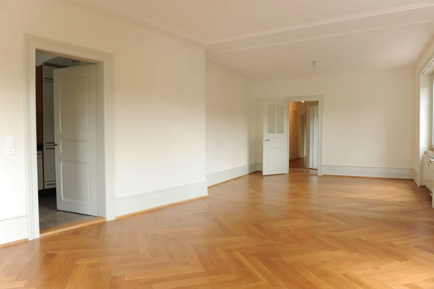 Charming 4.5-room old building apartment on the 1st floor in a Jugendstil corner property! - Photo 2 of 8