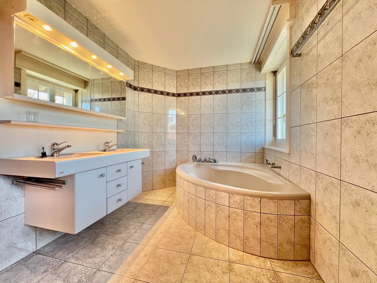 Horse farm with 220m² living space + renovated paddock - Photo 12 of 13