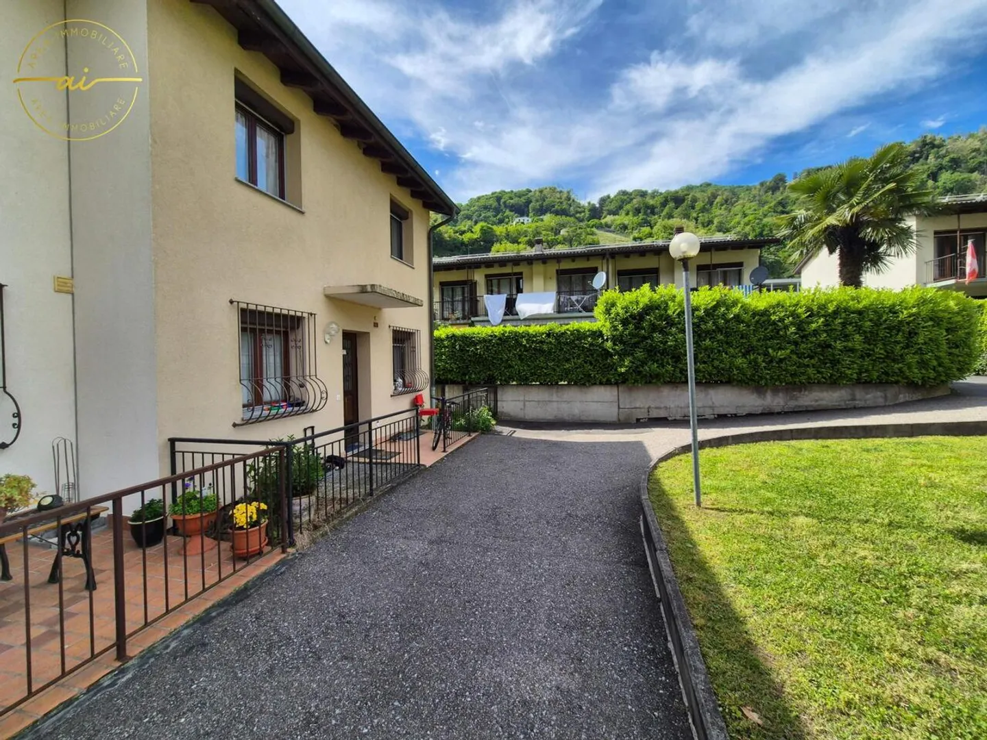 HELLER ECKREIHENHAUS MIT GARTEN IN BARBENGO - Foto 1 von 13