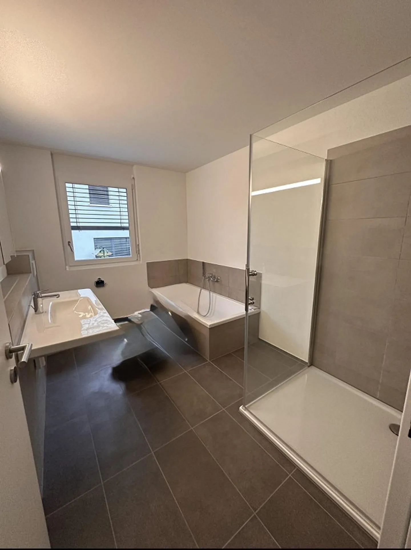 Charmante appartement de 4,5 pièces avec terrasse et jardin à Dürrenäsch - Photo 4 sur 9