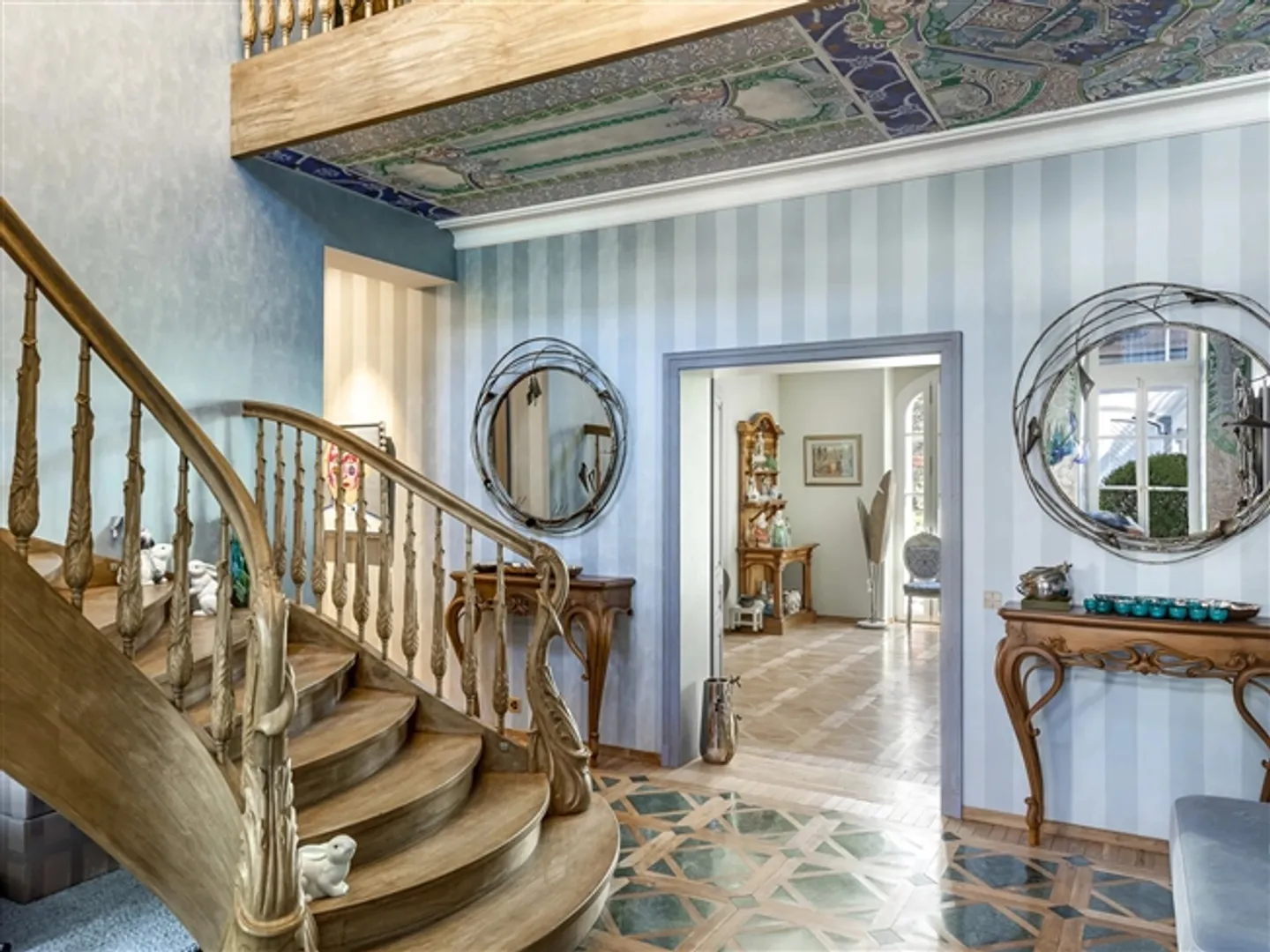 Magnificent, completely renovated mansion - Photo 7 of 20