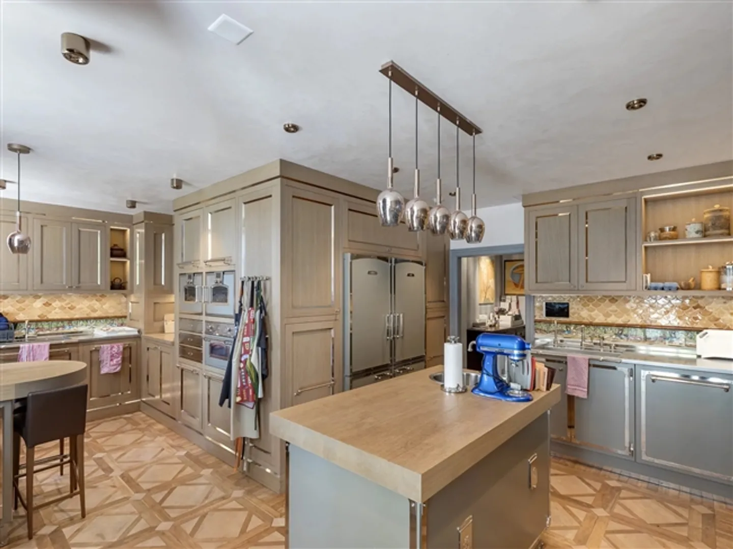 Magnificent, completely renovated mansion - Photo 8 of 20