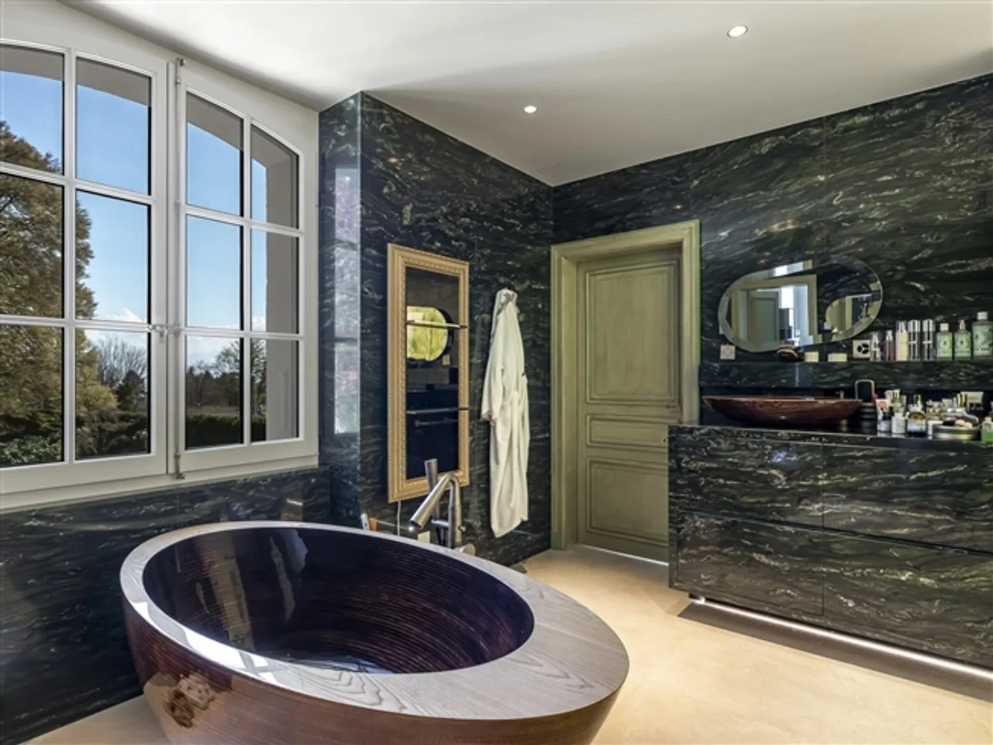 Magnificent, completely renovated mansion - Photo 13 of 20