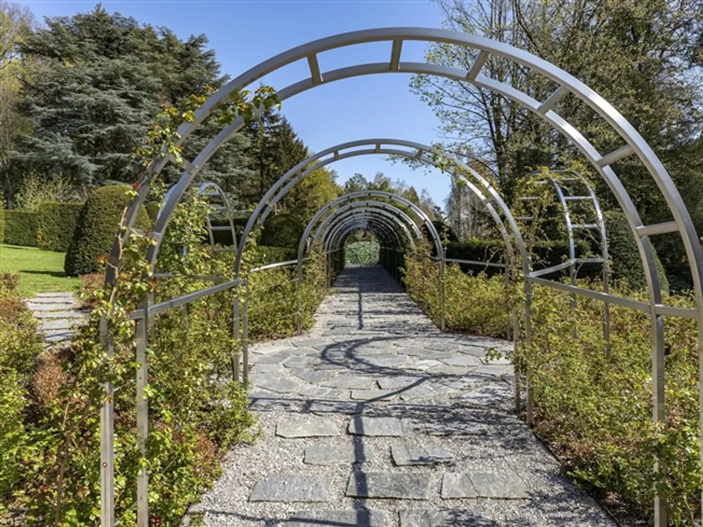 Magnificent, completely renovated mansion - Photo 18 of 20