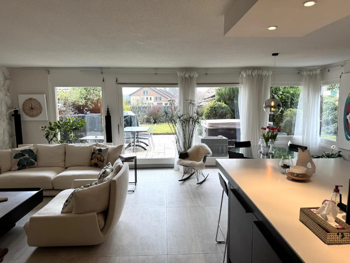 Casa bifamiliare con giardino splendidamente progettato e fiorito - Foto 2 di 12