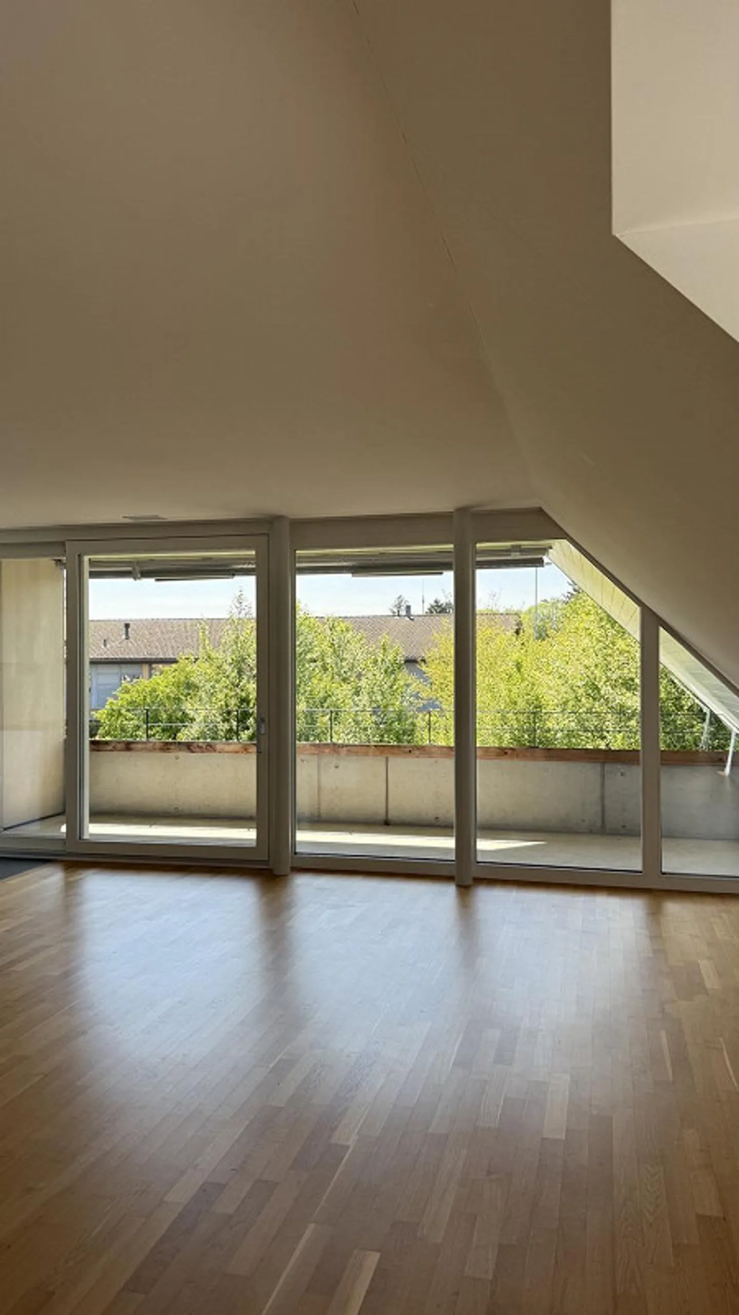 Appartamento attico luminoso con balcone - Foto 4 di 13