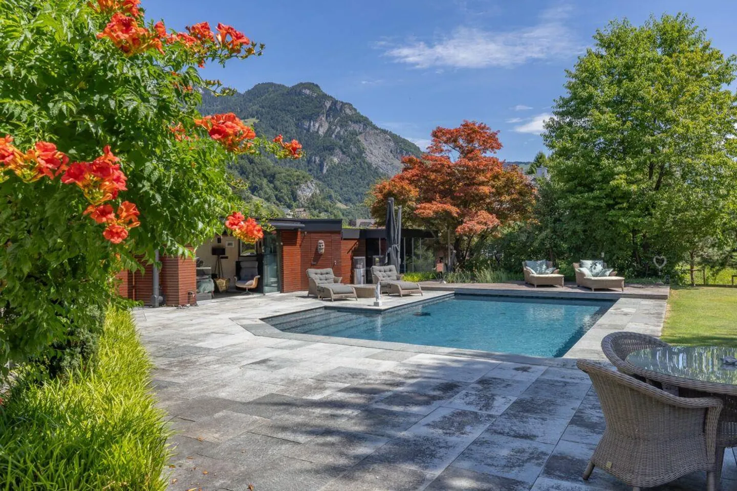 Exklusive Residenz mit Pool und privater Gartenidylle - Photo 2 of 13