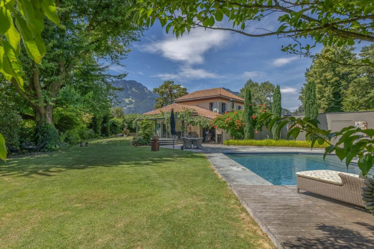 Exklusive Residenz mit Pool und privater Gartenidylle - Photo 1 of 13