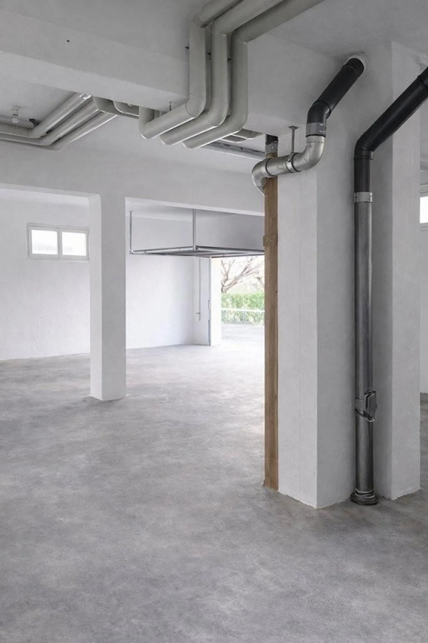 Garage spazioso con magazzino - Foto 2 di 4