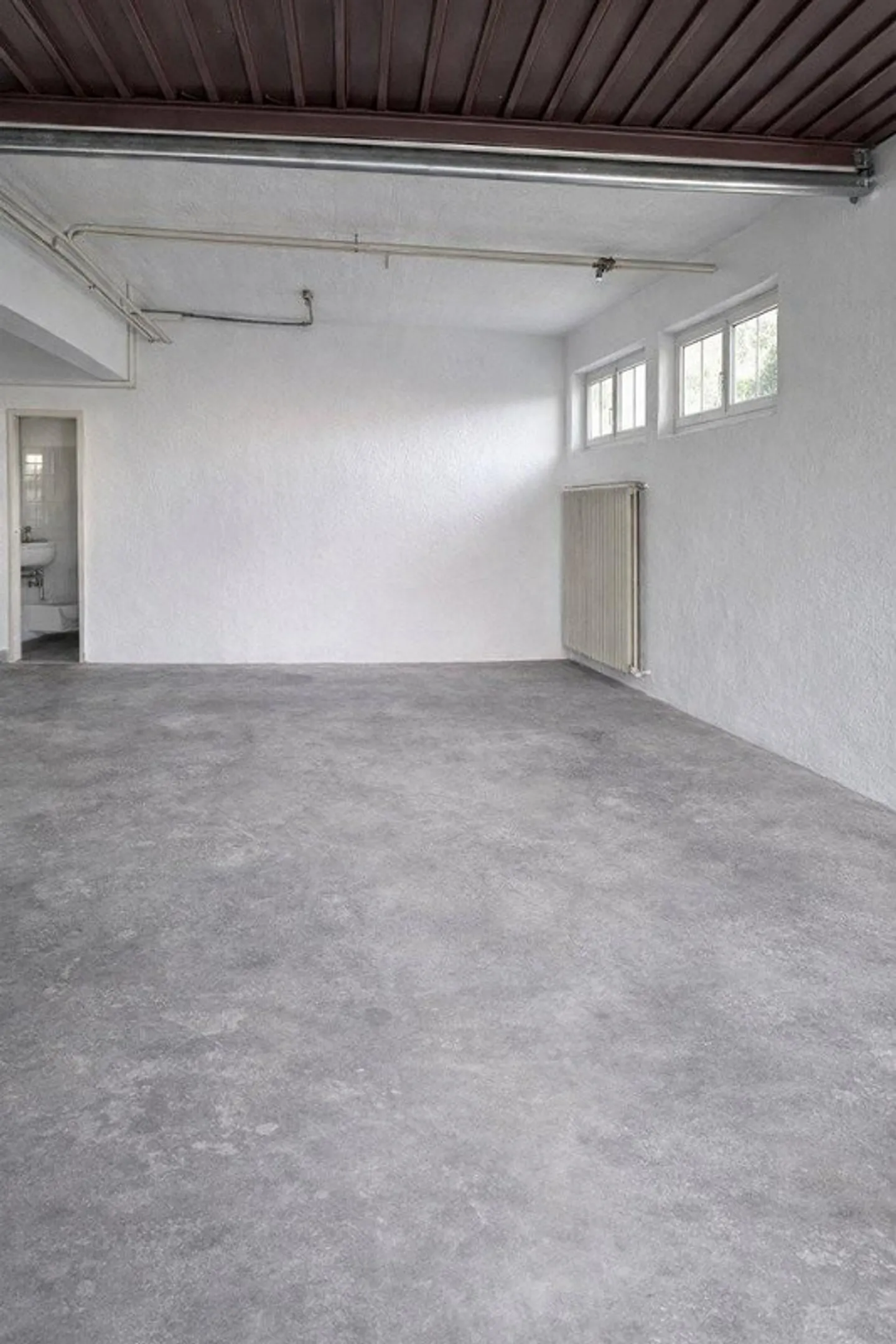 Garage spazioso con magazzino - Foto 3 di 4