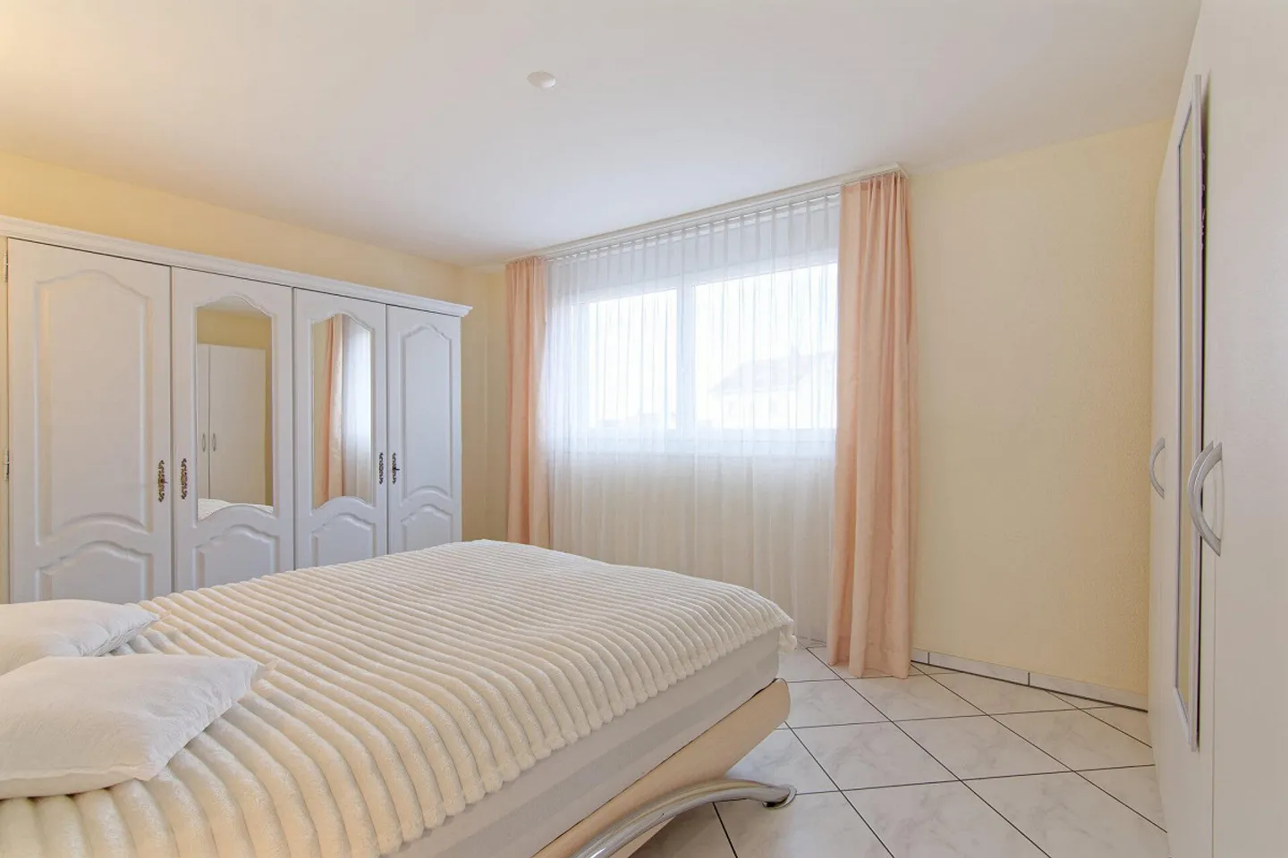 Condominium ensoleillé de 5,5 pièces avec ascenseur au 1er étage - Photo 2 sur 7