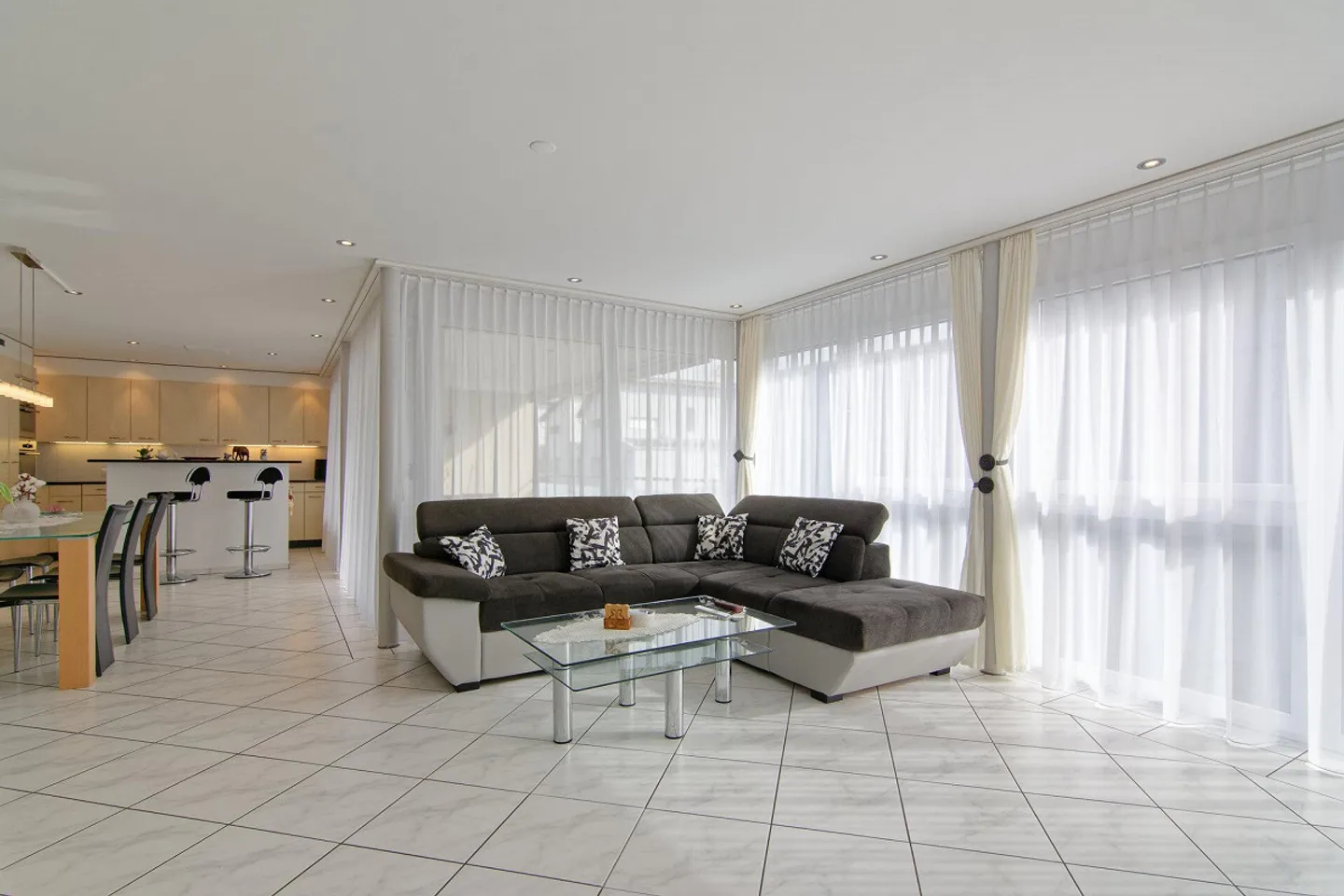 Condominium ensoleillé de 5,5 pièces avec ascenseur au 1er étage - Photo 5 sur 7