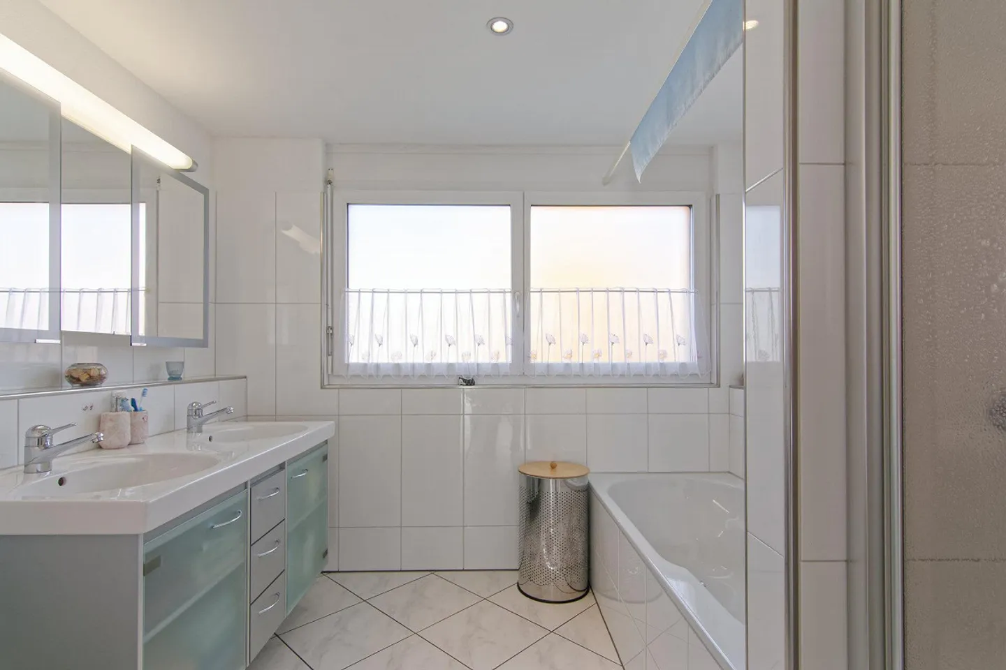 Condominium ensoleillé de 5,5 pièces avec ascenseur au 1er étage - Photo 7 sur 7