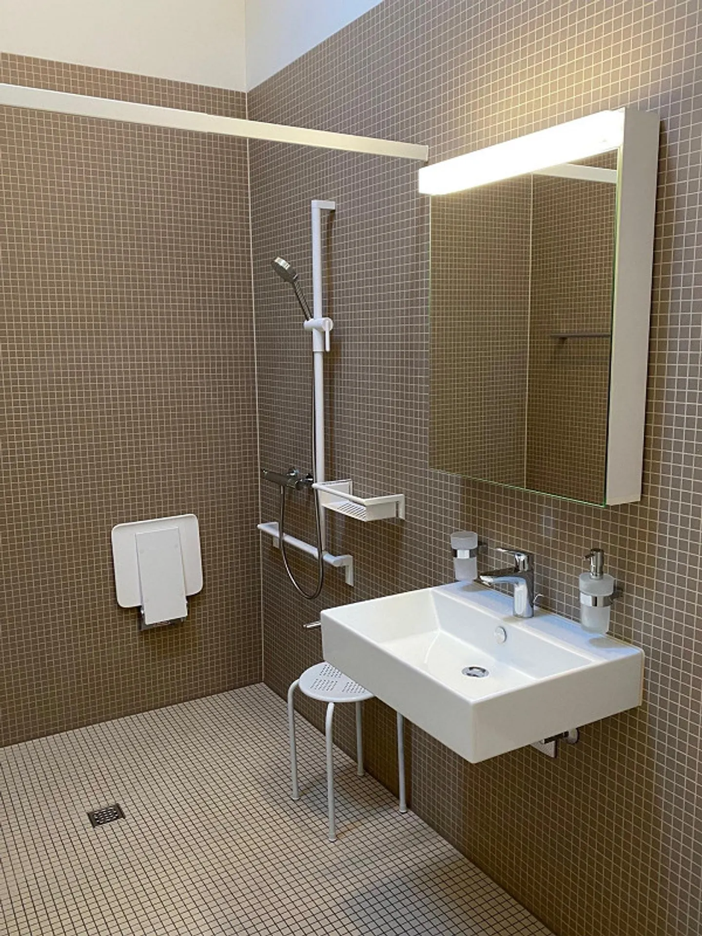 Charmante möblierte Dachwohnung - Foto 3 von 4