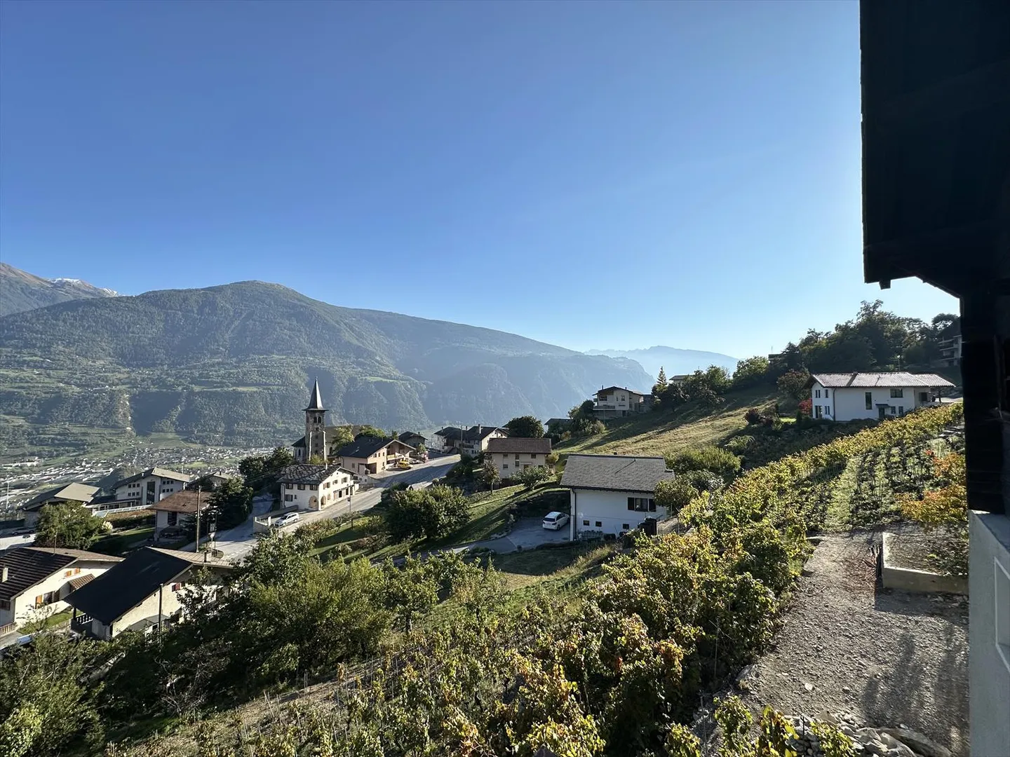 Flanthey – Charmantes Villa mit 3.5 Zimmern, Terrasse, Rasen und Doppelgarage - Foto 20 von 42