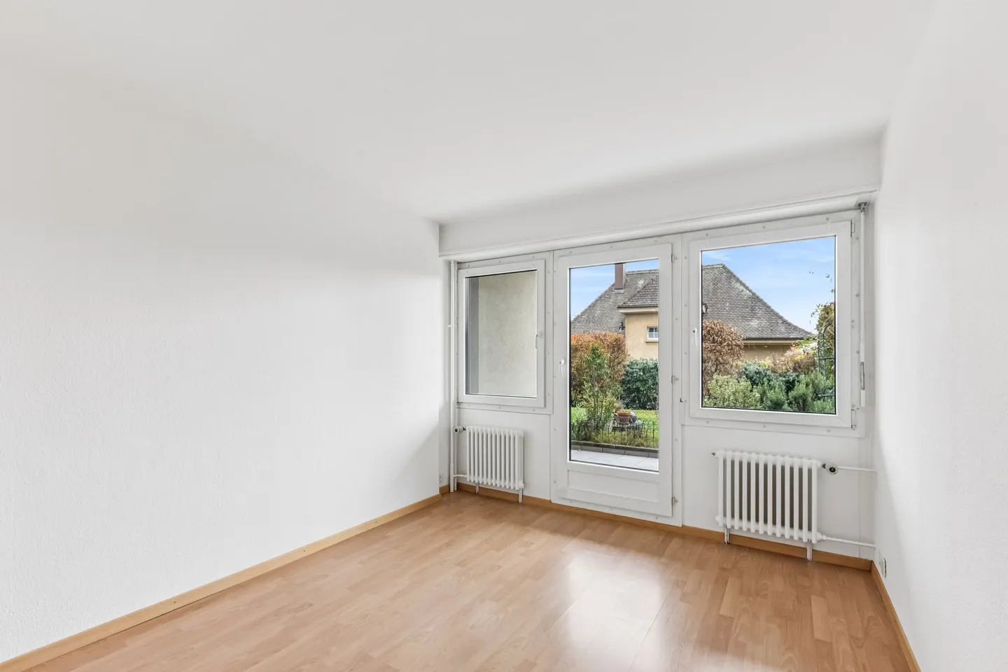 Quiet neighborhood near train station and lake, peaceful and green environment - Photo 3 of 8