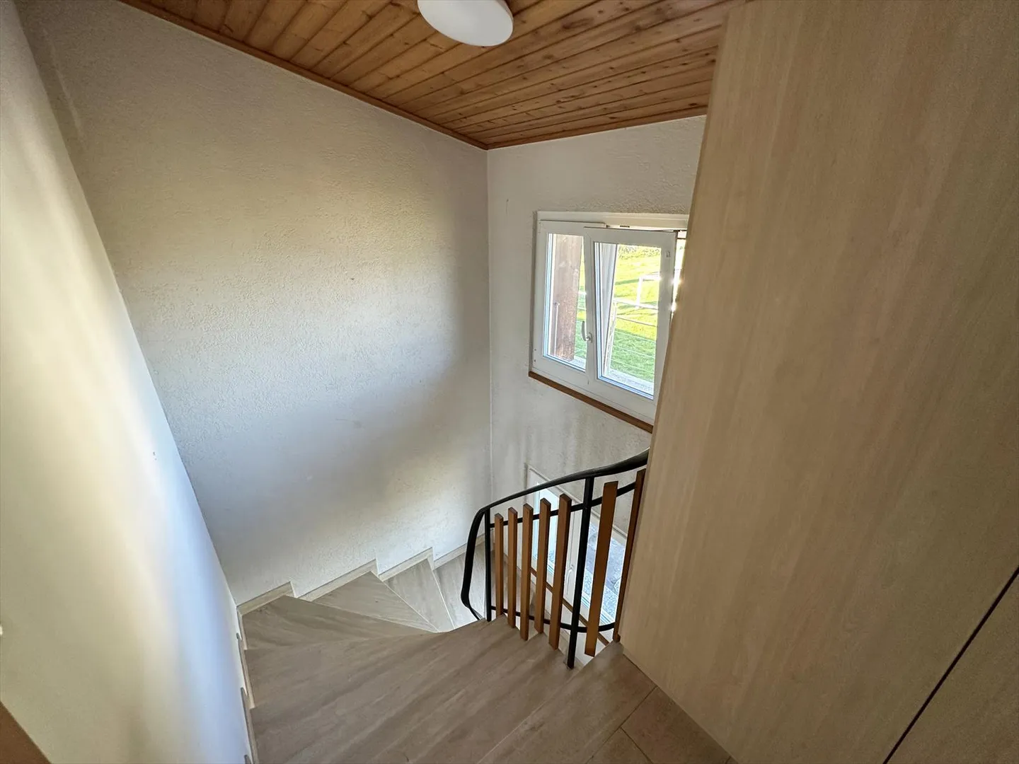 Flanthey – Charmantes Villa mit 3.5 Zimmern, Terrasse, Rasen und Doppelgarage - Foto 33 von 42