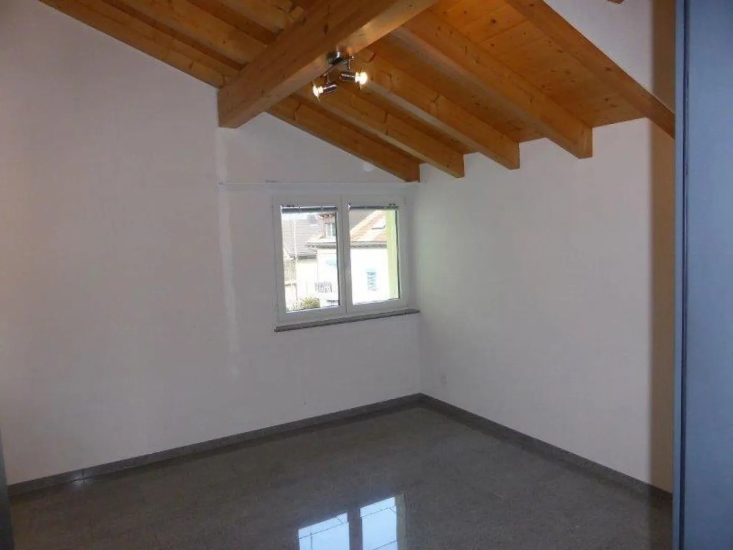 Bellissimo appartamento mansardato di 5.5 stanze in affitto al margine del villaggio - Foto 7 di 12