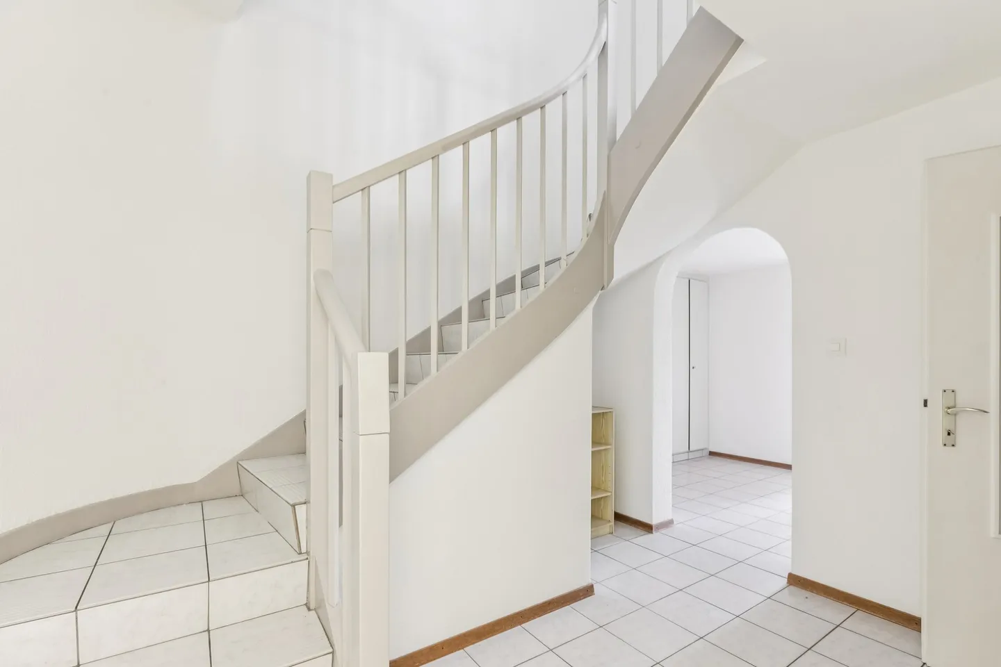 Quiet neighborhood near train station and lake, peaceful and green environment - Photo 5 of 8