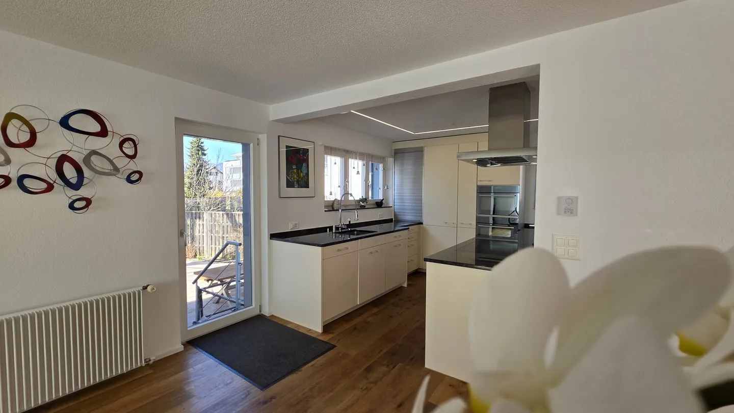 Charming Family Home with Garden - Photo 8 of 19