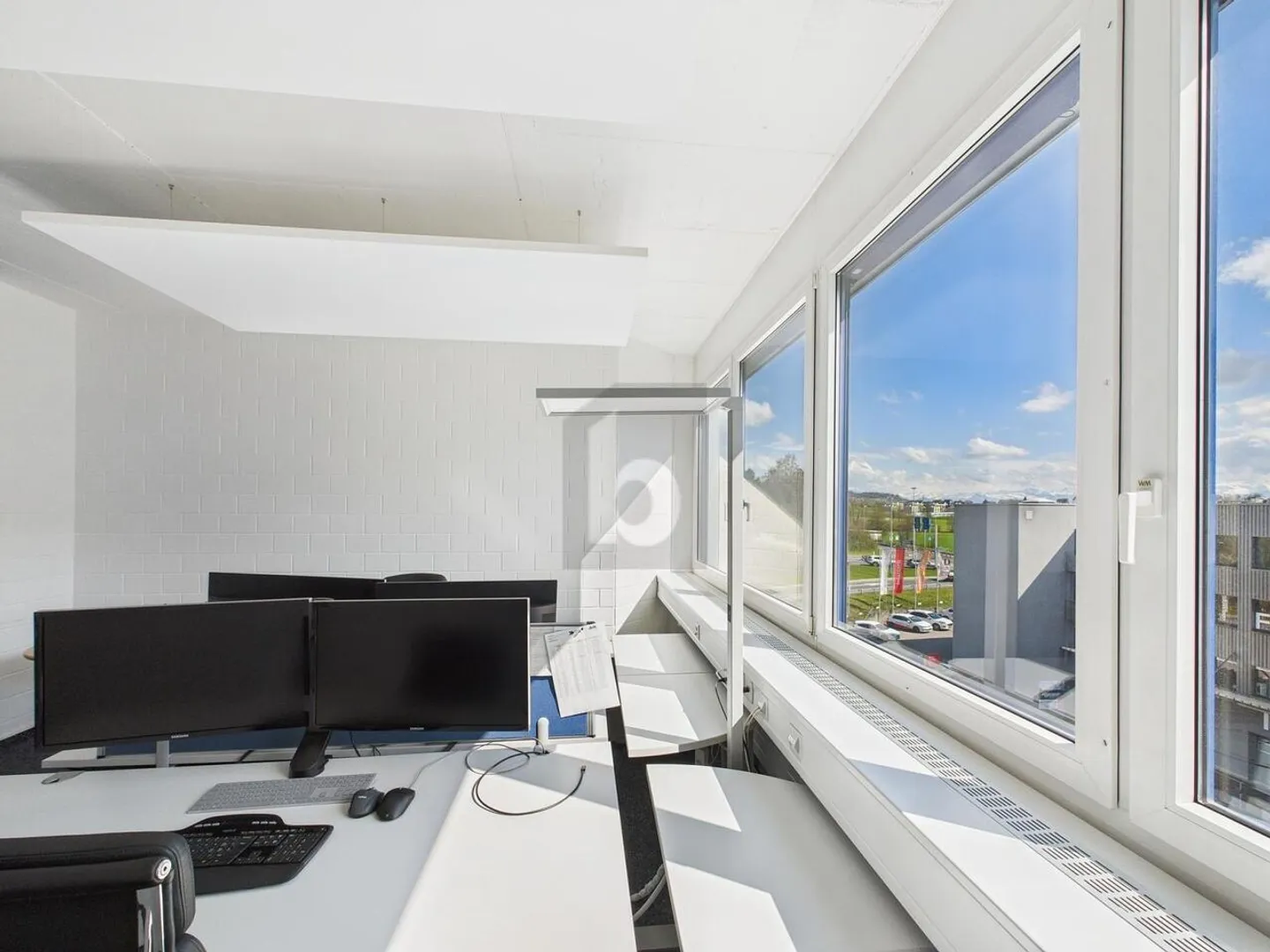 REPRÄSENTATIV AN ZENTRALER LAGE - Foto 1 von 6