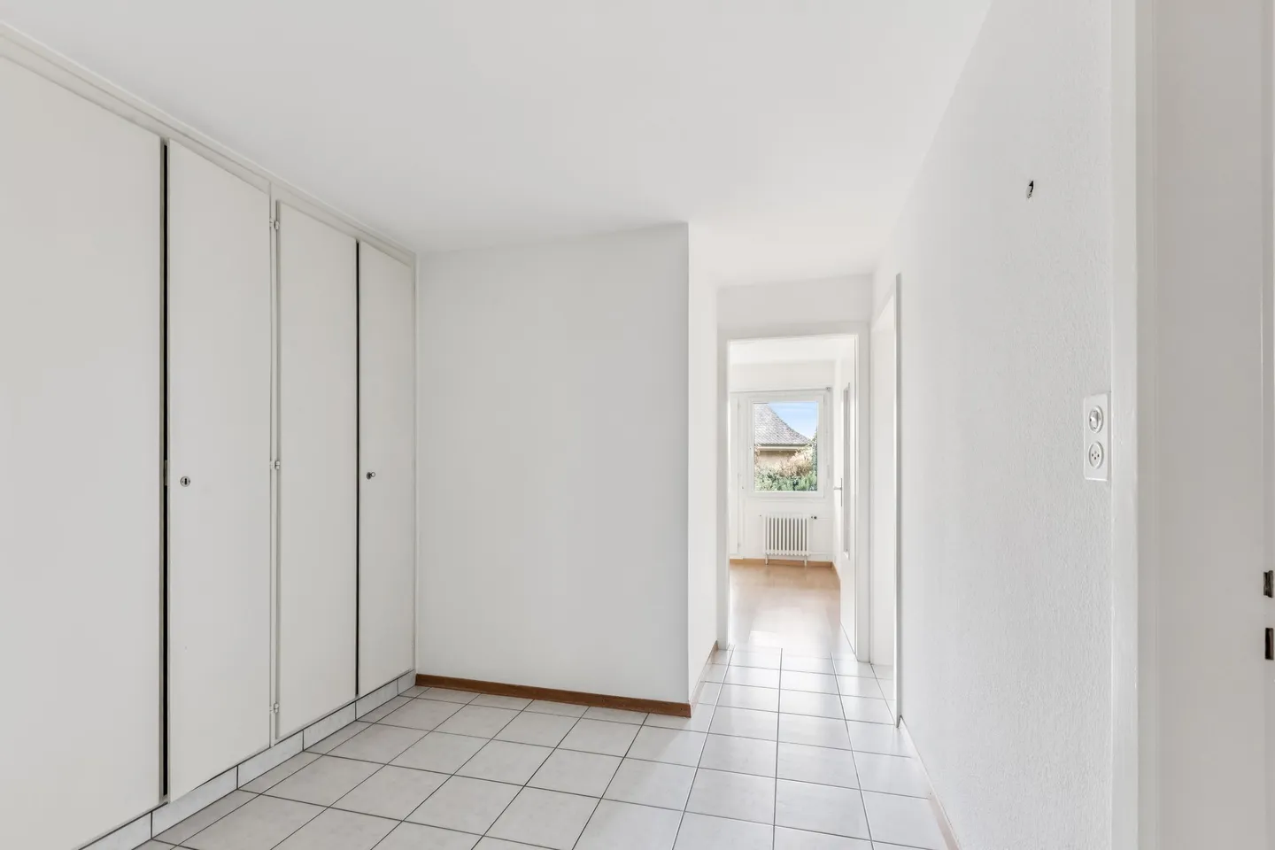 Quiet neighborhood near train station and lake, peaceful and green environment - Photo 6 of 8