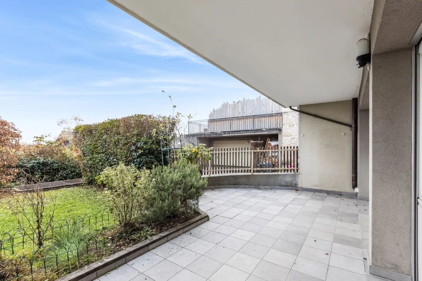 Quiet neighborhood near train station and lake, peaceful and green environment - Photo 8 of 8