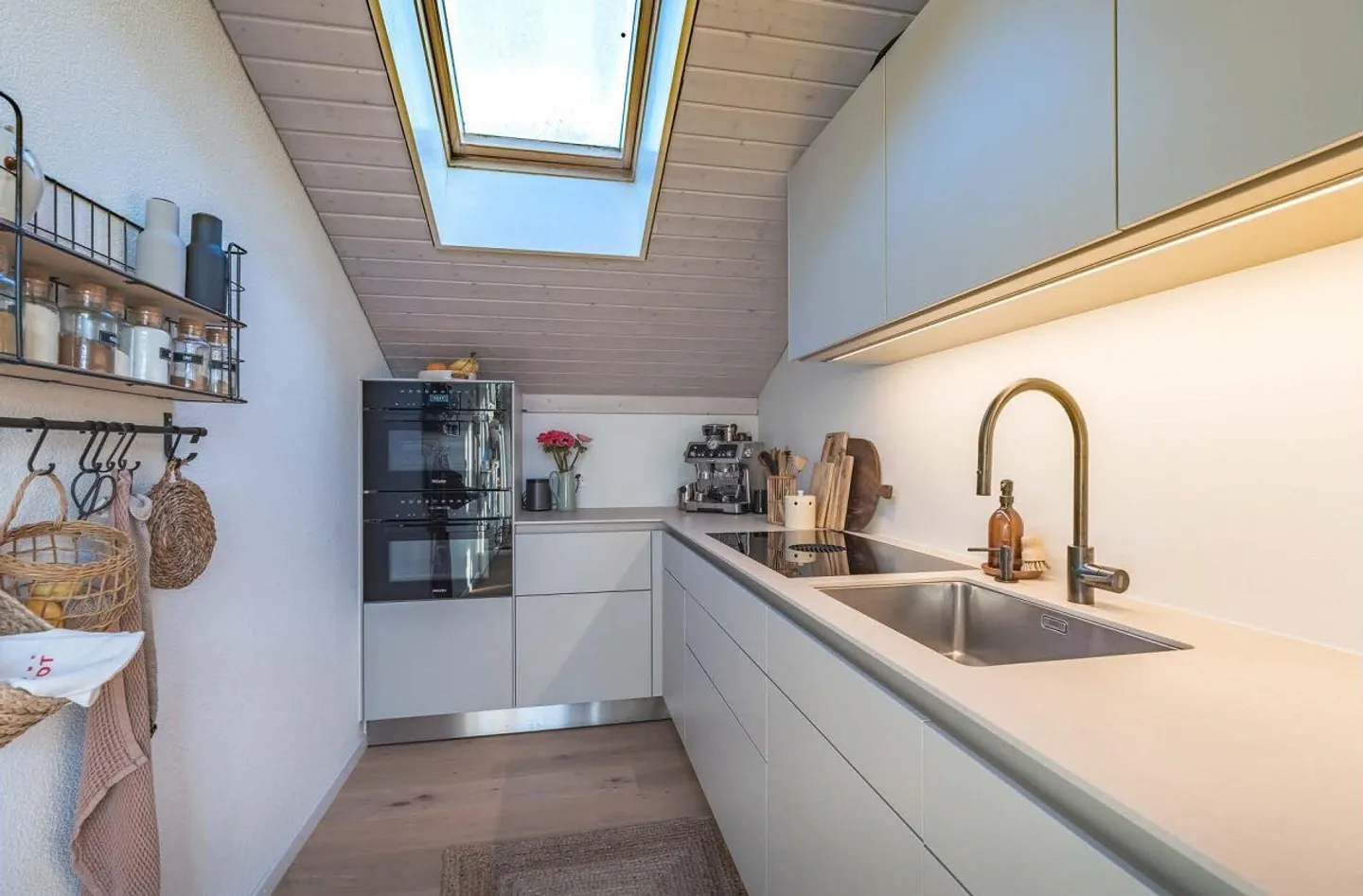 Quiet, bright penthouse apartment with great views including 2 parking spaces - Photo 3 of 11