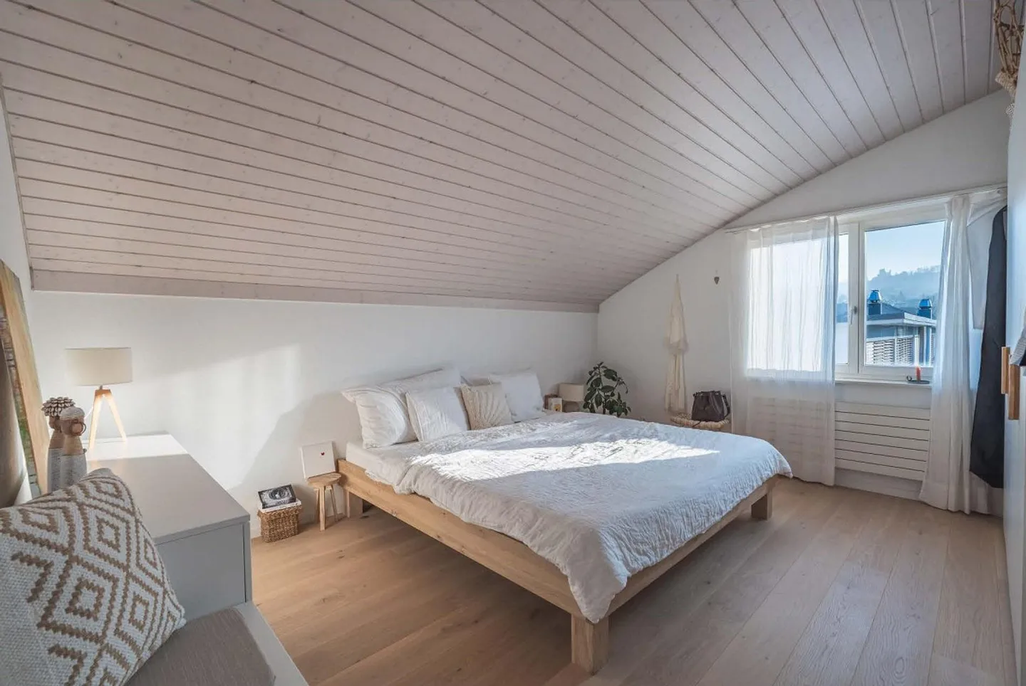 Quiet, bright penthouse apartment with great views including 2 parking spaces - Photo 4 of 11