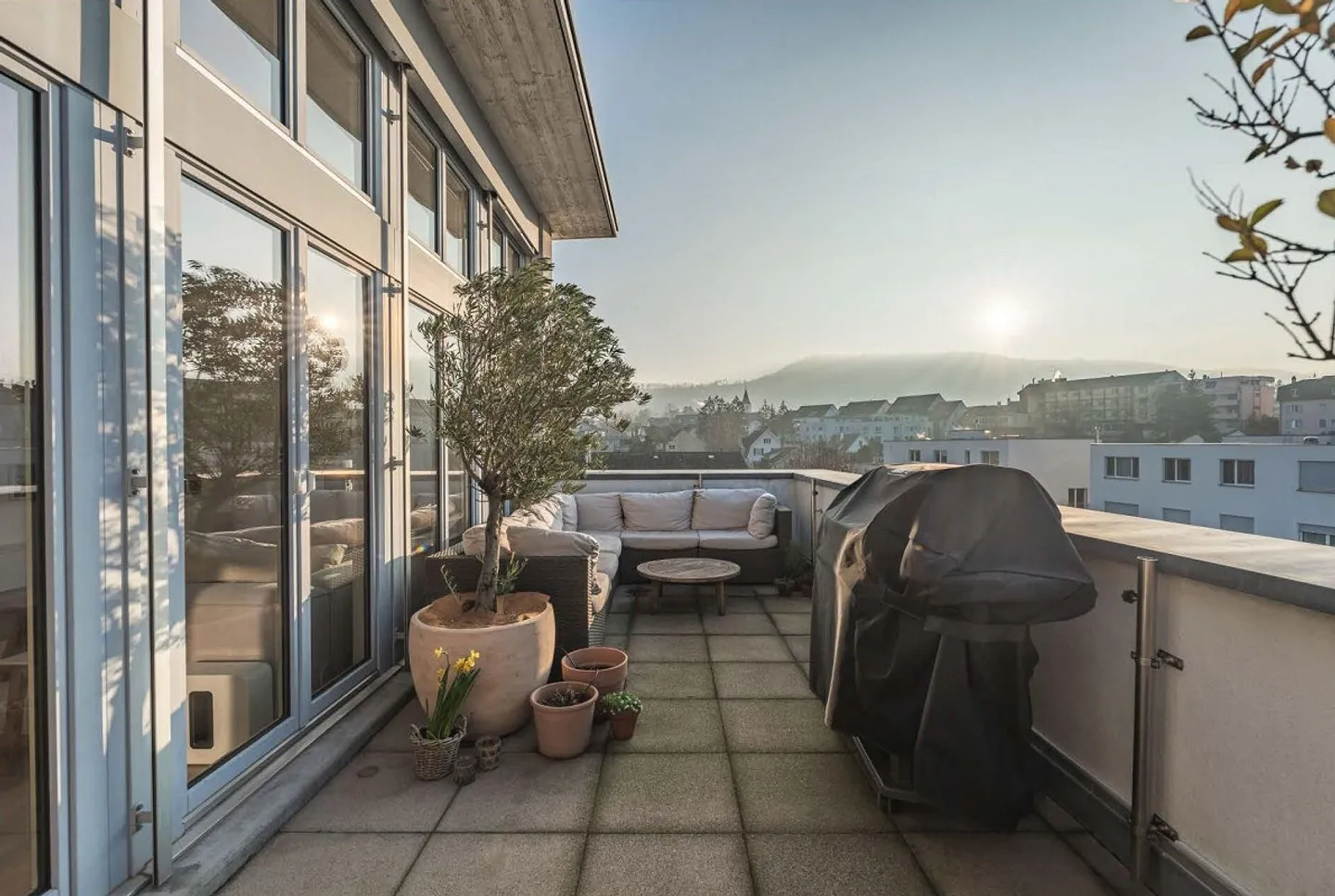Quiet, bright penthouse apartment with great views including 2 parking spaces - Photo 7 of 11