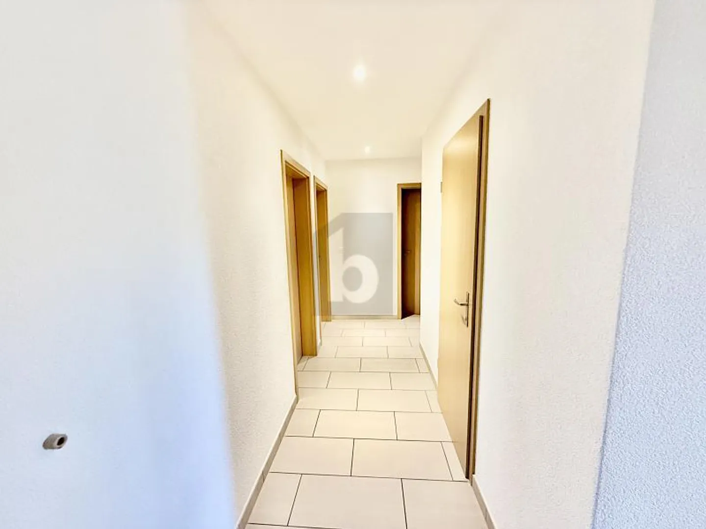 GERÄUMIG UND RUHIG MIT UNVERBAUTER AUSSICHT - Foto 2 von 6