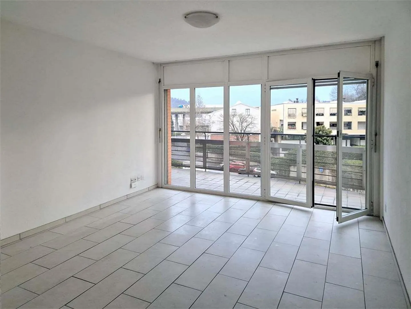 Ampio appartamento di 3,5 locali in una posizione ben collegata - Foto 2 di 5
