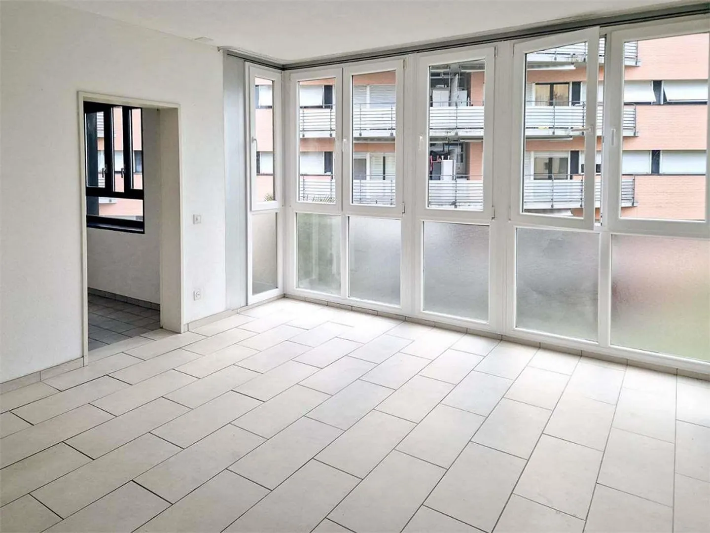 Ampio appartamento di 3,5 locali in una posizione ben collegata - Foto 3 di 5