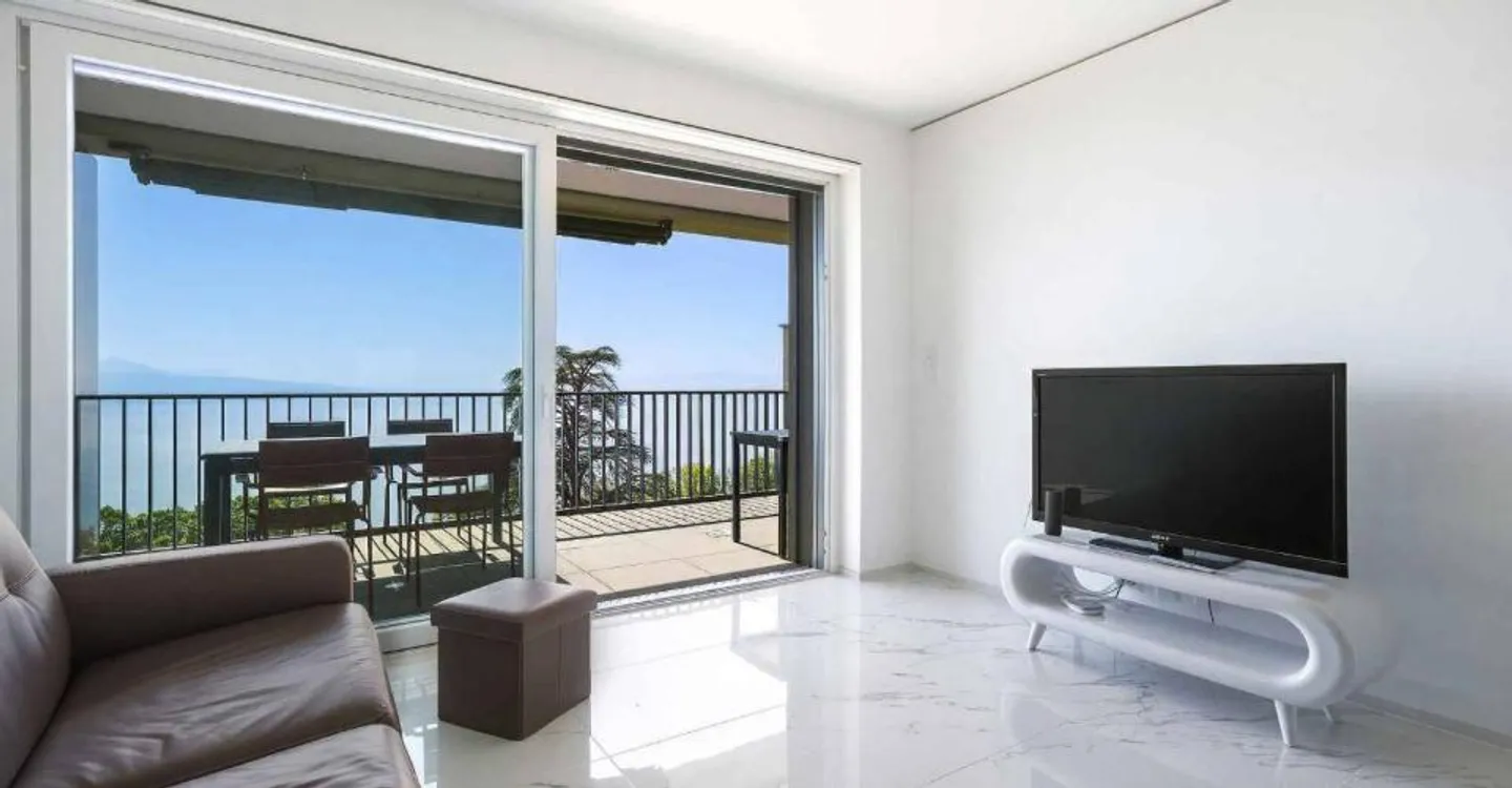 Luxury Attique Apartment with Lake View - Photo 3 of 12