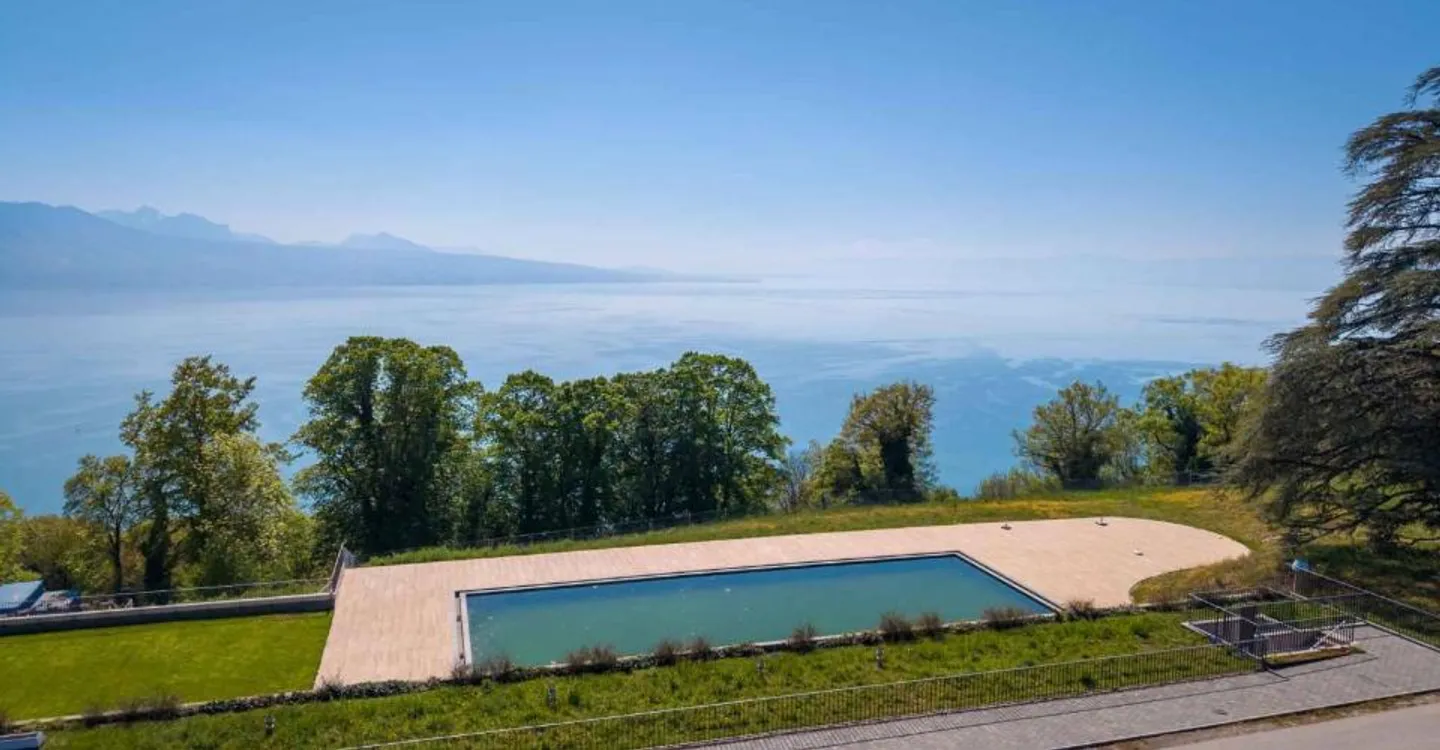 Luxury Attique Apartment with Lake View - Photo 4 of 12