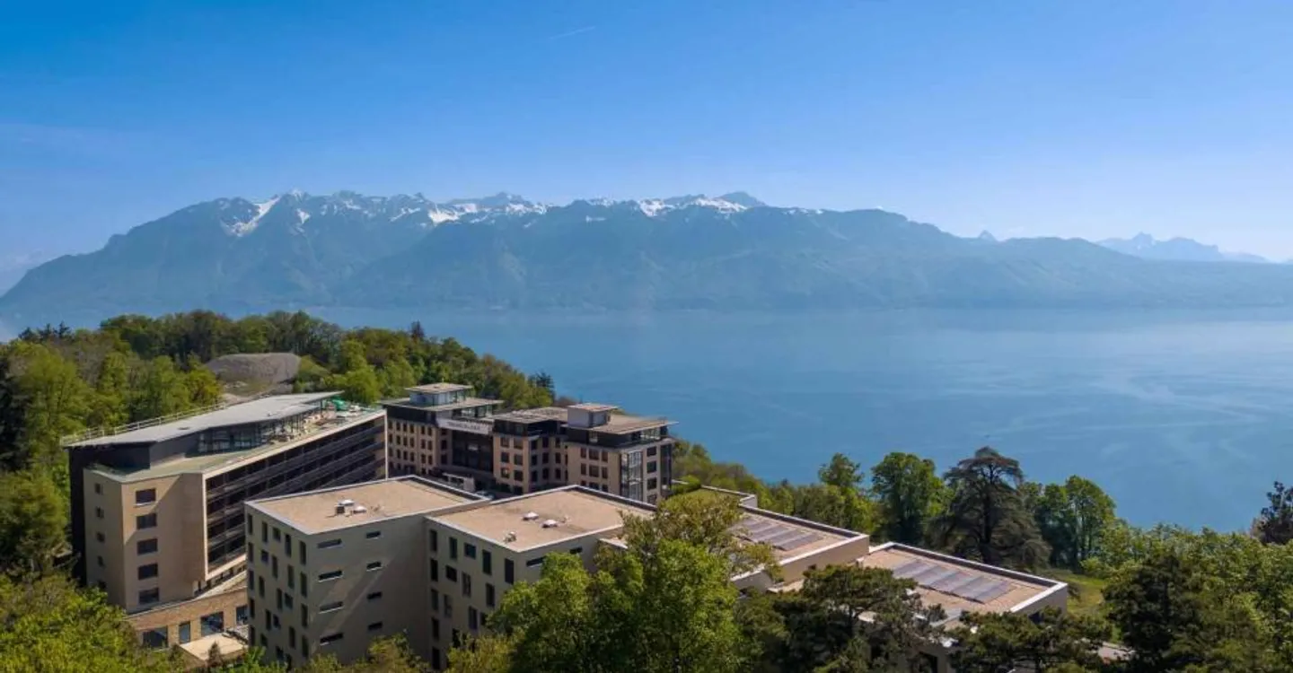 Luxury Attique Apartment with Lake View - Photo 10 of 12
