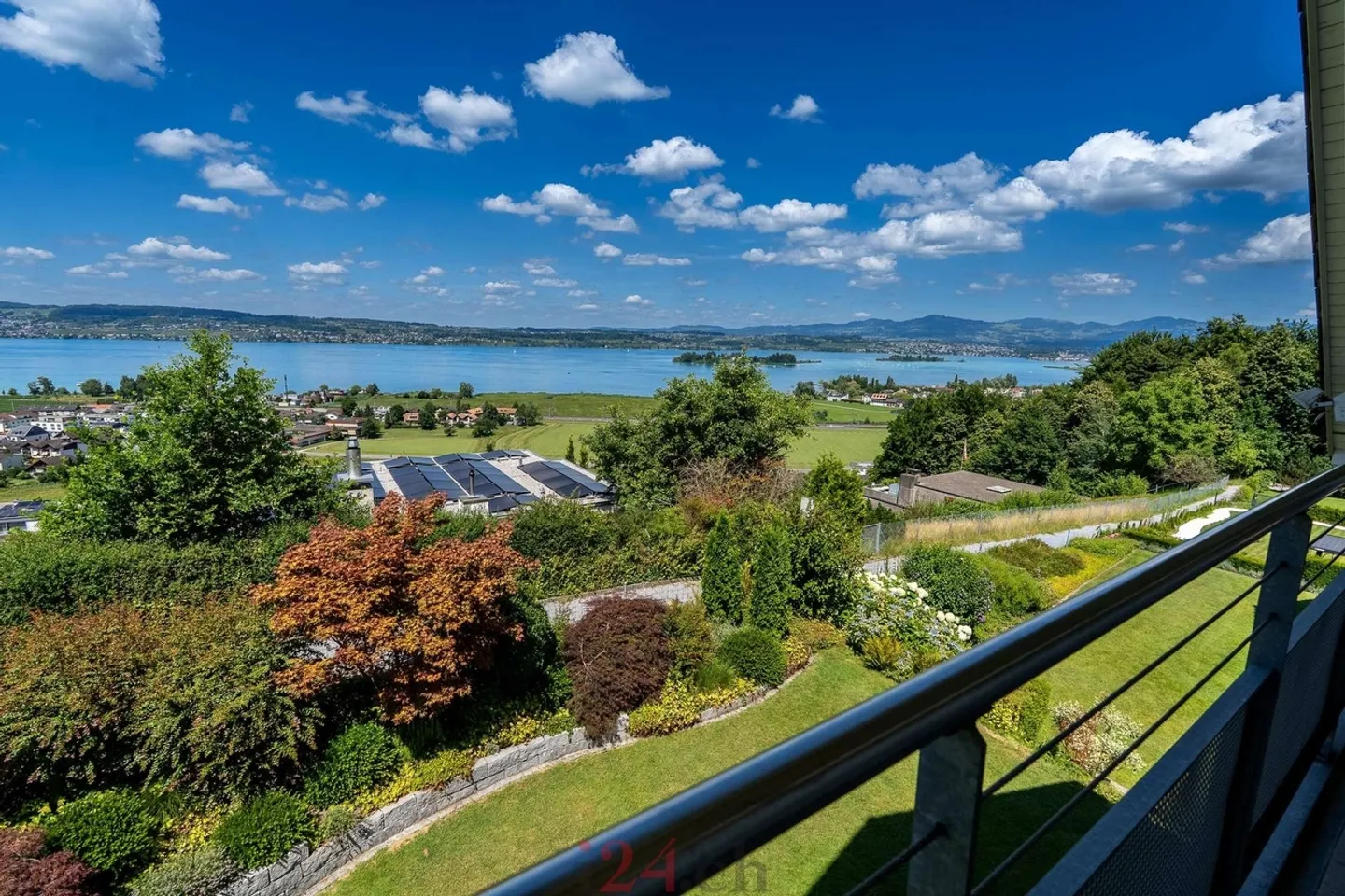 Viel Platz, viel Aussicht ? Grosszügiges Einfamilienhaus über dem Zürichsee - Foto 4 von 12
