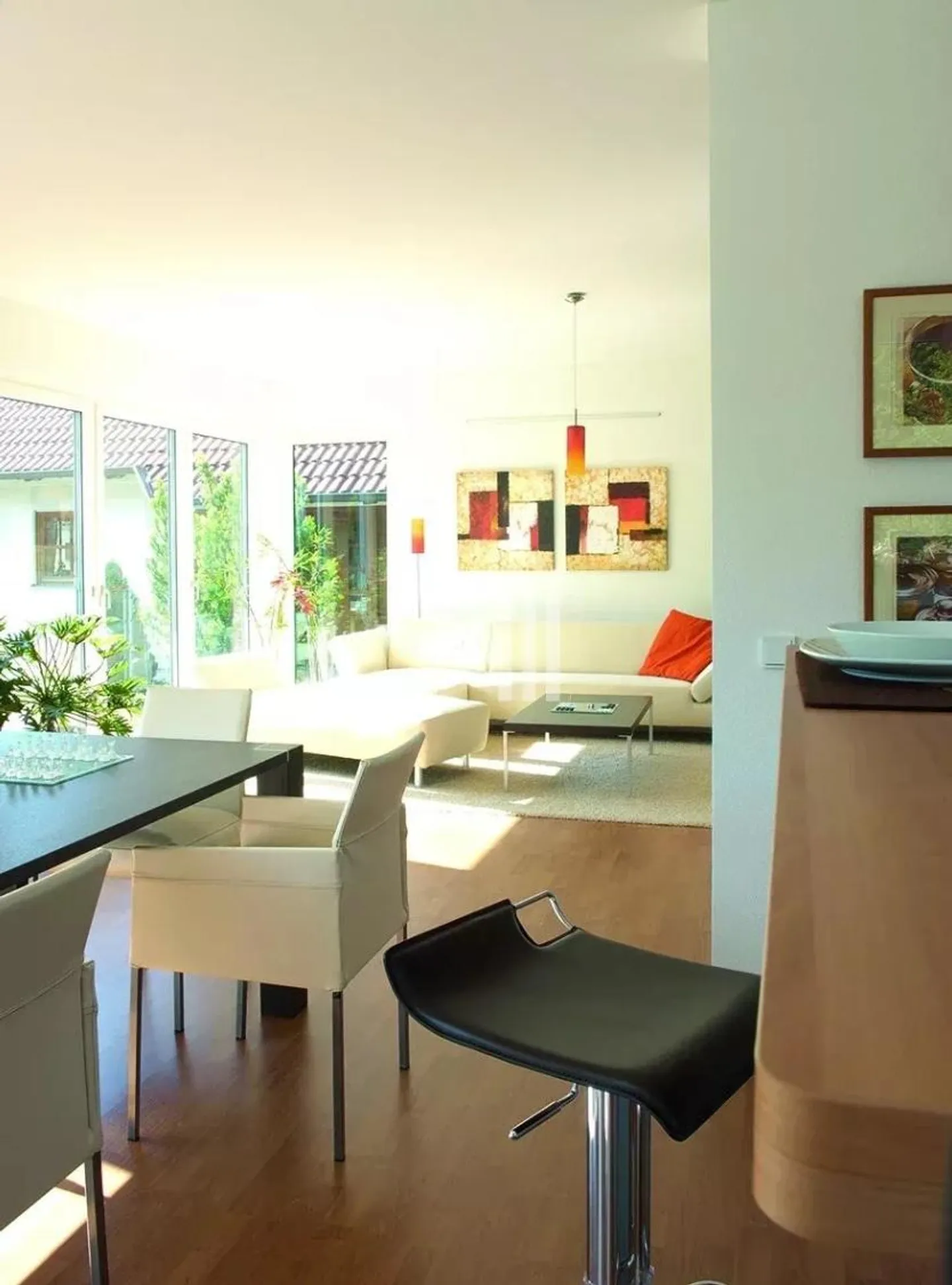 Villa moderne avec cuisine ouverte - Photo 2 sur 5